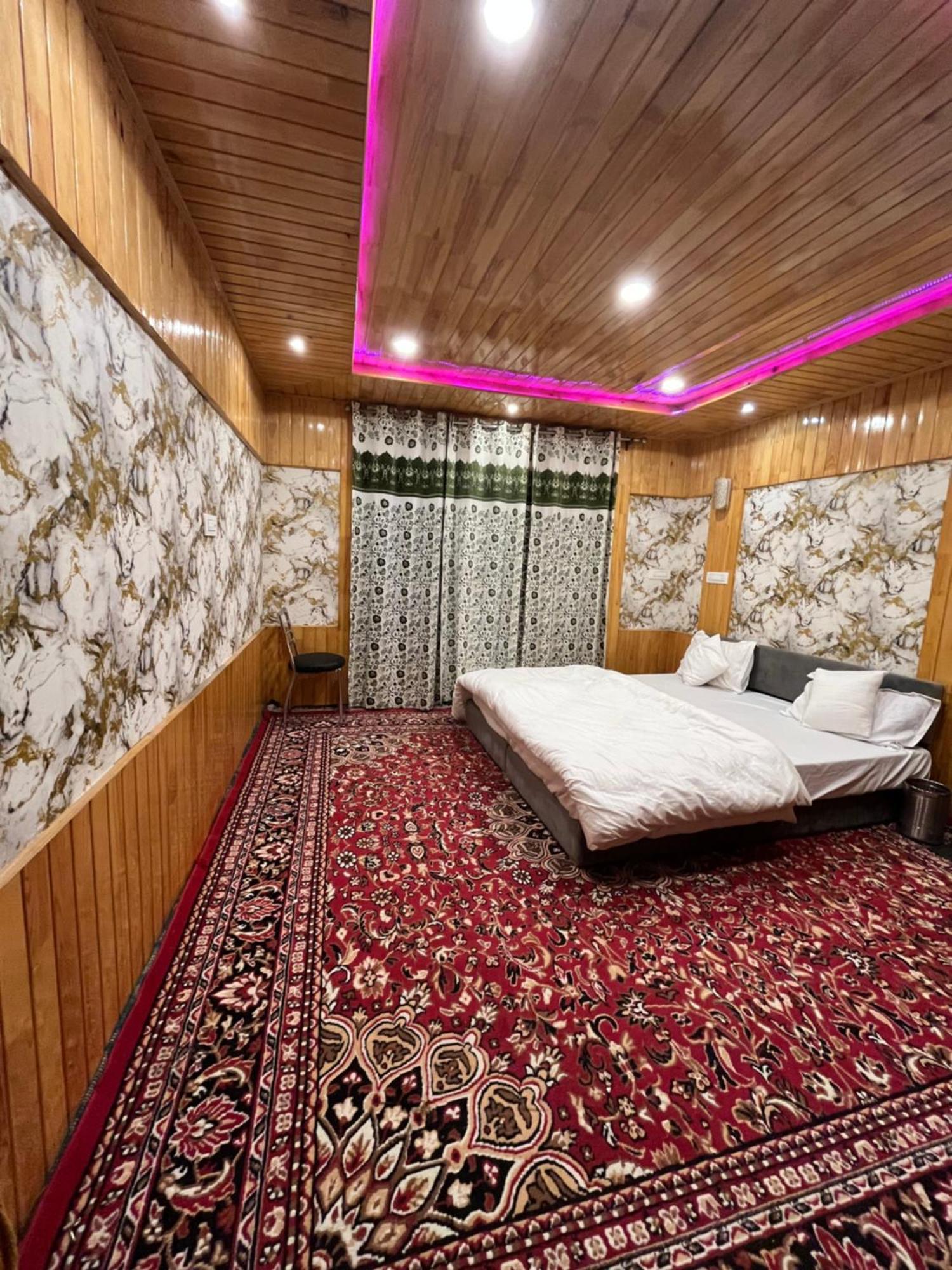 Sheraz Ziran Tangmarg * Gulmarg