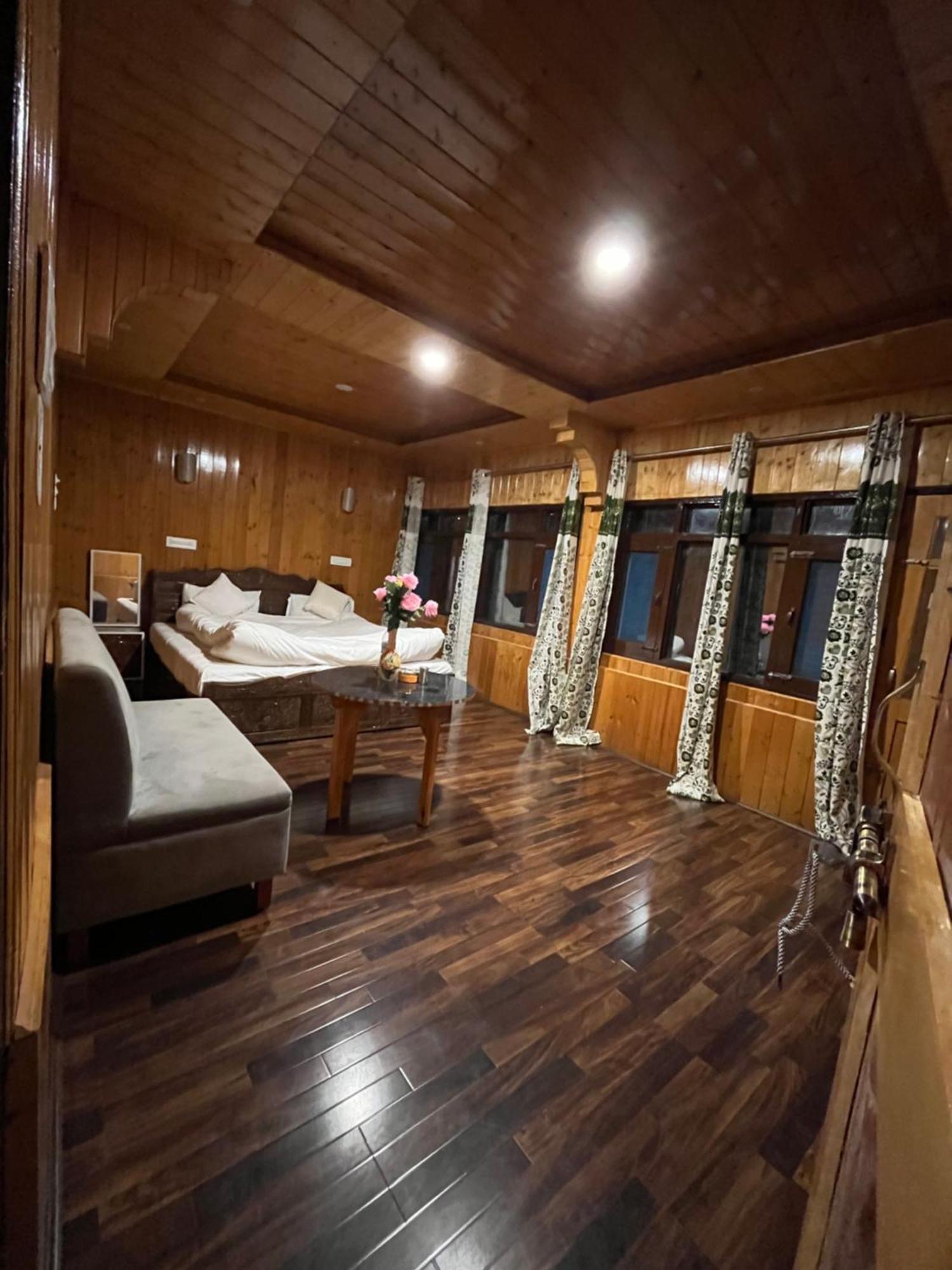 Sheraz Ziran Tangmarg Homestay Gulmarg